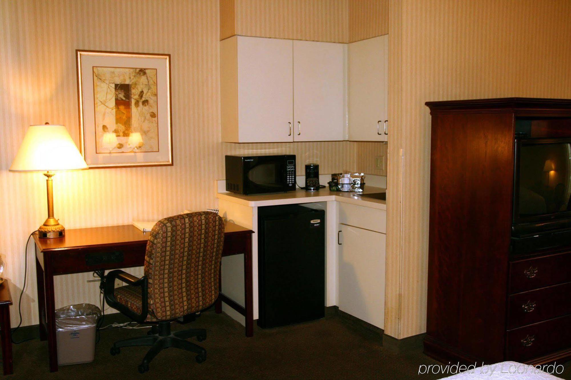 Hampton Inn Erie-South Room photo